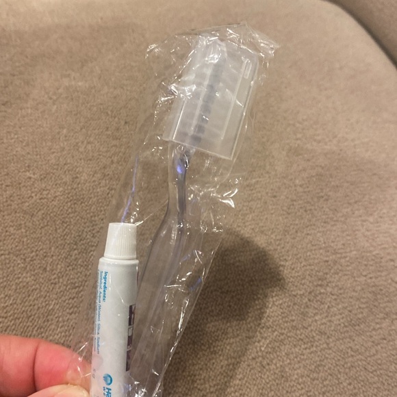 TURKISH AIRLINES HIGH FIVE KIDS Travel kit includes headphones and toothbrush - Picture 5 of 6